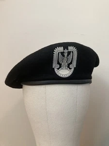 Polish Army Black Beret w/ Badge - Size 55 - Poland Military Cap & Patch - Picture 1 of 2