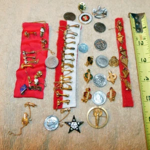 Vintage Beta Sigma Phi Schwesternschaft Hammer Pins Taschenlampe Charms Pin 40 Pinback Lot - Bild 1 von 22
