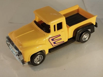 Tootsietoy Strombecker 1956 Ford Step picape lateral amarela. 1:24 sc. Bom. - Imagem 1 de 4