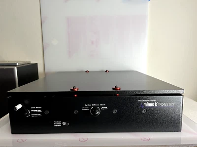 MINUS K TECHNOLOGY 175BM - PLATAFORMA DE AISLAMIENTO DE VIBRACIONES DE 8 BANCOS 18" X 20" Foto 1 de 4