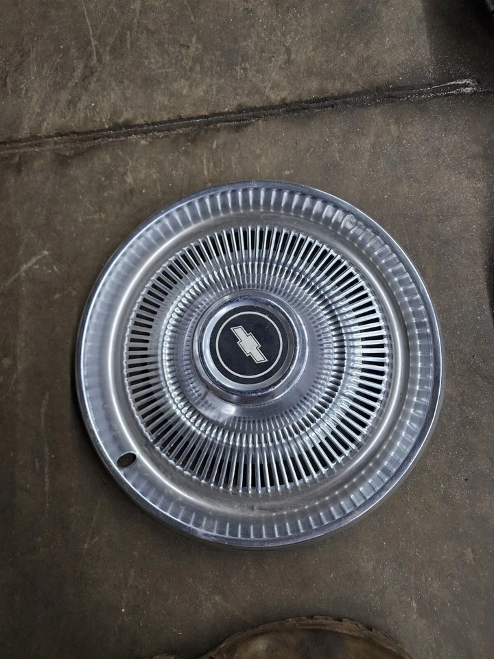 (UNO) CUBIERTA DE RUEDA TAPACUBOS 15" CHEVROLET Chevelle Impala Monte Carlo 1970-1975 OEM Foto 1 de 2