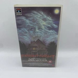 FRIGHT NIGHT VHS 1988 VIDEO HORROR FILM CULT CLASSIC PAL - Foto 1 di 7