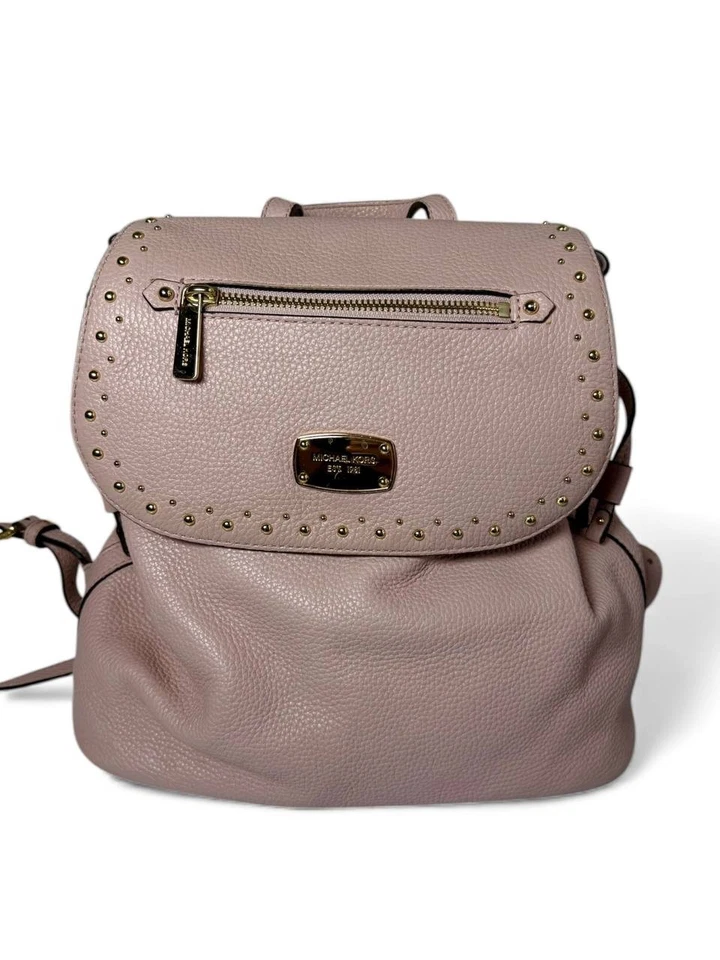 Michael Kors Riley Mochila Pequeña con Solapa de Cuero Guijarro en Color Rosa Claro con Foto 1 de 4