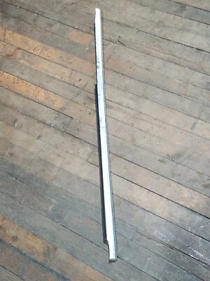 Mercedes-Benz 240D 1974 moldura de ventana exterior del lado del conductor trasera izquierda cromada usada Foto 1 de 4