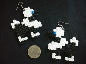 Pendientes colgantes de caniche blanco y negro con cuentas de Perler - Imagen 1 de 1
