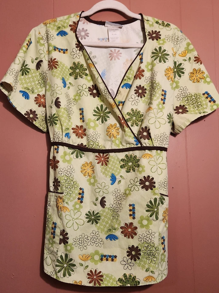 Blusa Médica SB Moda Talla XL Para Mujer Verde Floral Colorido Manga Corta Foto 1 de 4