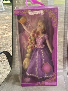 NUEVO EN CAJA Disney Store Enredado Cantando Rapunzel 17” Muñeca Linterna/Cabello Iluminado Sellado - Imagen 1 de 4