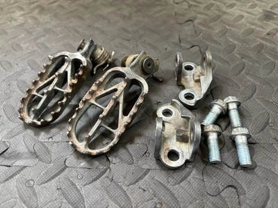 2014 11-15 RMZ450 RMZ250 OEM Left Right Footrest Peg Foot Rests Frame Mounts - Image 1 of 4