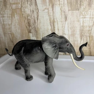 Statuina elefante pvc vintage giocattolo safari animale grigio zanne dettaglio realistico - Foto 1 di 11