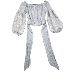 Chelsea & Violet kleines hellblau gesmoktes besticktes bauchfreies Oberteil mit Ballonärmeln - Bild 1 von 10