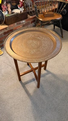 老式中东 22 英寸雕刻黄铜托盘顶部和木质折叠桌架 — 第 1/4 张图片