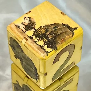 Prickly Porter: Where Thorns Meet Treasures - Cubo doble de backgammon 36 mm - Imagen 1 de 9