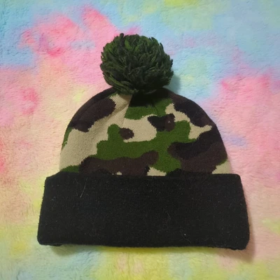 Камуфляжная зимняя шапка-бини для мальчика молодежная вязаная черная зеленая коричневая с помпонами - Изображение 1 из 4
