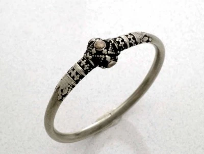 Brazalete de plata tribal antiguo raro de montañas en el sur de la India, años 30  Foto 1 de 3