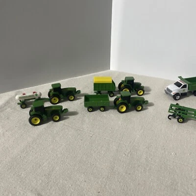 Juguete de granja, John Deere, juego de valor 40 piezas, tractores, vacas, disco, rociador, Bull Doze Foto 1 de 4