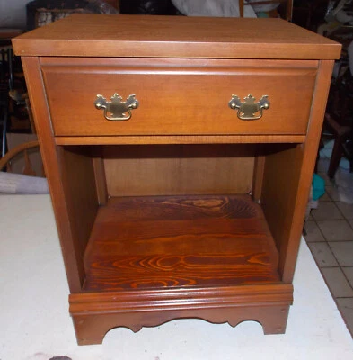 Mesita de noche/mesa auxiliar Mid Century Pine Formica Top (NS65) Foto 1 de 4