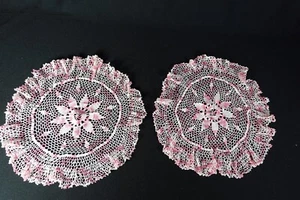 2 Vintage handgefertigte gehäkelte Deckchen rosa & weiß variiert 15" Durchmesser - Bild 1 von 8