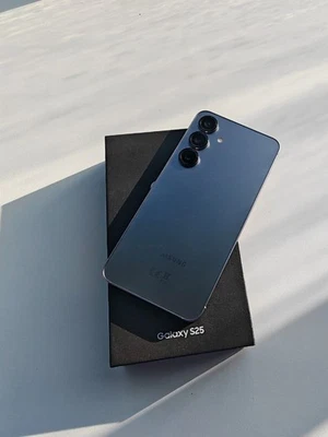 Samsung Galaxy S25 - 128 GB - Silver Shadow  - Immagine 1 di 4