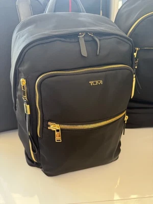 NUEVA Mochila para Laptop Tumi Voyageur HALSEY 14.5” Nylon y Cuero - NEGRA con DORADO Foto 1 de 4