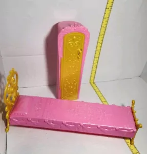 Disney Princess Ultimate TRAUMSCHLOSS Puppenbett Kommode Schrank 2010 - Bild 1 von 2