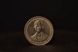 1 THB Coin for the 50th anniversary of King Rama 9's throne accession Rare 1996 - Picture 1 of 2