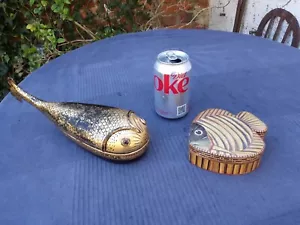 Zwei alte orientalische Aufbewahrungsboxen in Fischform - 1 lackiert & 1 Strohhalm bedeckt - Bild 1 von 22
