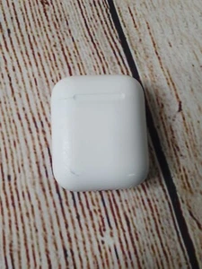 Genuine Apple Airpods 2nd Generation Wireless Ear Headphones CHARGHING CASE ONLY - Picture 1 of 4