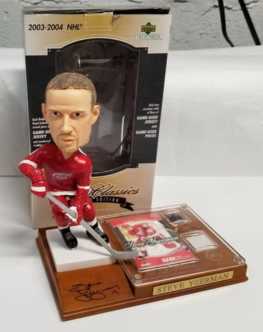 Steve Yzerman Upper Deck #053/100 Bobble Head Bobblehead Game-Used Puck Jersey Cover