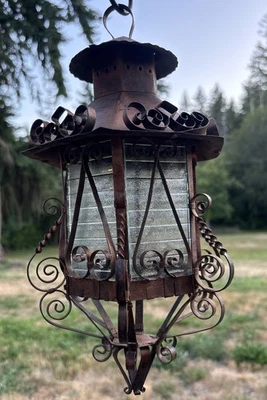 Antigua lámpara colgante vintage de hierro negro de vidrio desplazado pequeña Foto 1 de 4