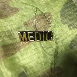 SOMBRERO/PIN DE SOLAPA MEDIC - Imagen 1 de 1