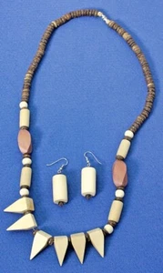 Set collana e orecchini traforati multiperline grossi in legno vintage - Foto 1 di 4