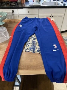 PANTALONES RAROS PARA HOMBRE NIKE TEAM EMITIDOS 23/4 PHILADELPHIA 76ERS L AZUL/ROJO KJ MARTIN #1 - Imagen 1 de 10
