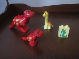 Lego Duplo Dino Dinosaurier Figuren 2 Stück rot, 1 gelb und bedruckter Block - Bild 1 von 1