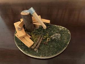 Krippenzubehör  Hackstock Set  mit Hackbeil und Holzscheite  für Krippe/Stall - Bild 1 von 6