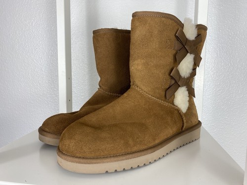 Stivali corti Koolaburra By UGG Victoria in castagno 9 scamosciati shearling dettaglio fiocco