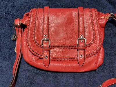 Bolso de hombro Kensie de cuero rojo con correa ajustable Foto 1 de 4