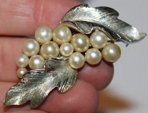 #544 Flawless midcentury LISNER signed silvertone metal beaded leaves brooch pin - Picture 1 of 2