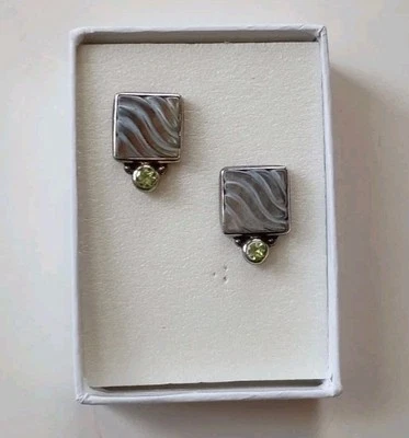  Brincos quadrados de prata esterlina 925 verde peridoto Janice Girardi  - Imagem 1 de 3