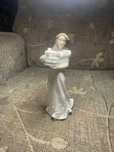 Royal Doulton Figurine ‘Christmas Parcels’ - Picture 1 of 2