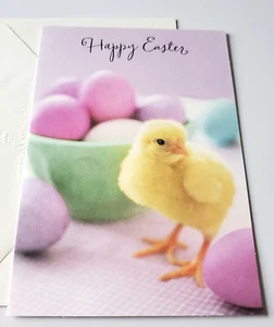 Tarjeta de felicitación sello de Pascua lindo pollito con huevos de Pascua teñidos en tazón verde - Imagen 1 de 3