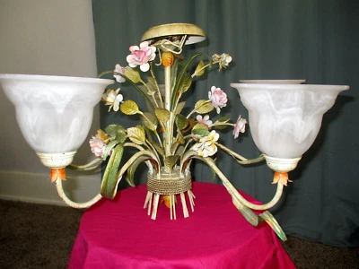 Precioso! Lámpara de araña italiana de metal de mediados de siglo con 5 luces con pantallas de vidrio Foto 1 de 4