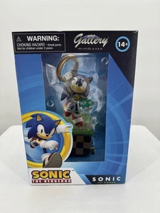 Sonic the Hedgehog - Sonic with Gold Ring Figure - Diamond Select Toys - Gallery - Picture 1 of 10
