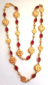 Collana Lunga Logo Oro Vintage St John SJ con Lunetta Rossa Set Cristalli Logo - Foto 1 di 5