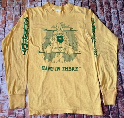 Camiseta De Colección 86-87 Kennedy Cougars Gimnasia “Hang In There” Grunge L/S Talla Pequeña Foto 1 de 4