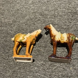 Juego de 2 estatuillas de caballo de guerra marrón de cerámica esmaltada por goteo Tang Sancai china vintage - Imagen 1 de 9