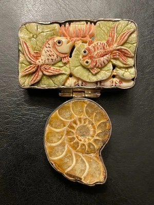 Broche Colgante Amy Kahn Russell Estilo Tallado Koi Peces y Amonita 925 Hecho a Mano Foto 1 de 4