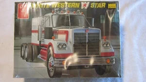 AMT WHITE WESTERN STAR 1/25 SCALE SEMI TRACTO MODEL KIT - Picture 1 of 4