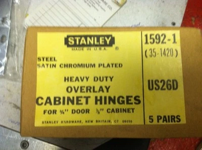 Par de bisagras de gabinete Stanley 1592-1 OverLay de 3 1/2 pulgadas cromo satinado 1592-1 Foto 1 de 3
