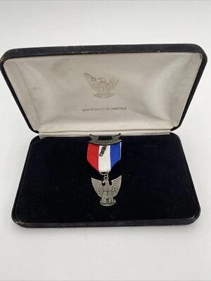 Prendedor medalla premio Eagle Scout con faja de cinta roja blanca azul con estuche Foto 1 de 4