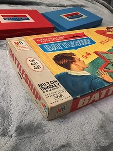 Gioco da tavolo BATTLESHIP 1967 originale d'epoca Milton Bradley gioco tutte le navi e pioli - Foto 1 di 9